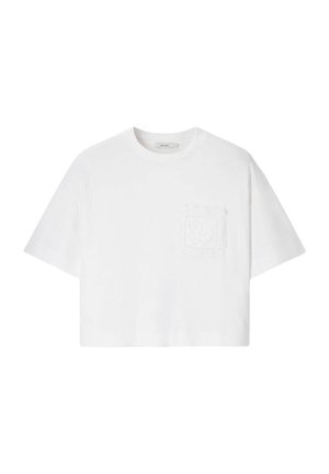 T-shirt court blanc à manches courtes avec un col rond et une poche brodée décorative sur la poitrine gauche.