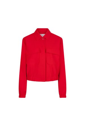 Rode cropped jas van soepel materiaal met een knoopsluiting aan de voorkant, twee borstzakken en elastische details aan de onderkant. Lange mouwen maken het ontwerp compleet.