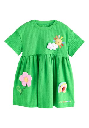 Zöld texturált rövid ujjú ruha mosolygó nap, felhő, rózsaszín virág, szivárvány foltokkal és "SZERETEM A SZIVÁRVÁNYOKAT" felirattal a szoknyán.