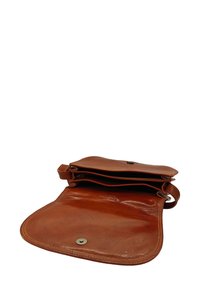 Sac à main en cuir marron avec une finition lisse, comportant un compartiment principal et deux poches intérieures, fermé par un fermoir en métal.