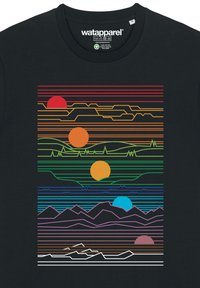 Schwarzes Baumwoll-T-Shirt mit einem horizontalen Grafikdesign, das bunte Linien, Sonnen und Bergsilhouetten in verschiedenen Farben zeigt.