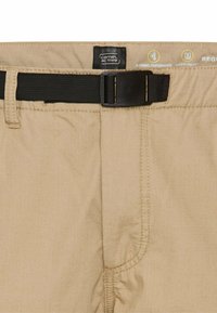 Khakifarbene Cargo-Shorts mit einem schwarzen verstellbaren Gürtel, ausgestattet mit mehreren Utility-Taschen und einem glatten, leichten Stoff.