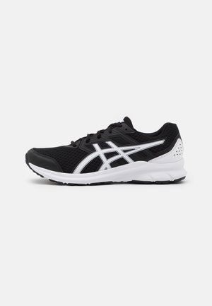 Schwarz-weißer Laufschuh mit Mesh-Obermaterial, weißen Logo-Streifen an der Seite und einer dicken weißen Sohle auf hellgrauem Hintergrund.