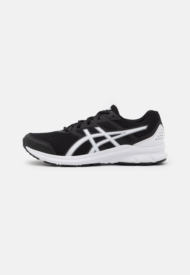 Chaussure de course noir et blanc avec une tige en mesh, des bandes blanches du logo sur le côté, et une semelle blanche épaisse sur un fond gris clair.