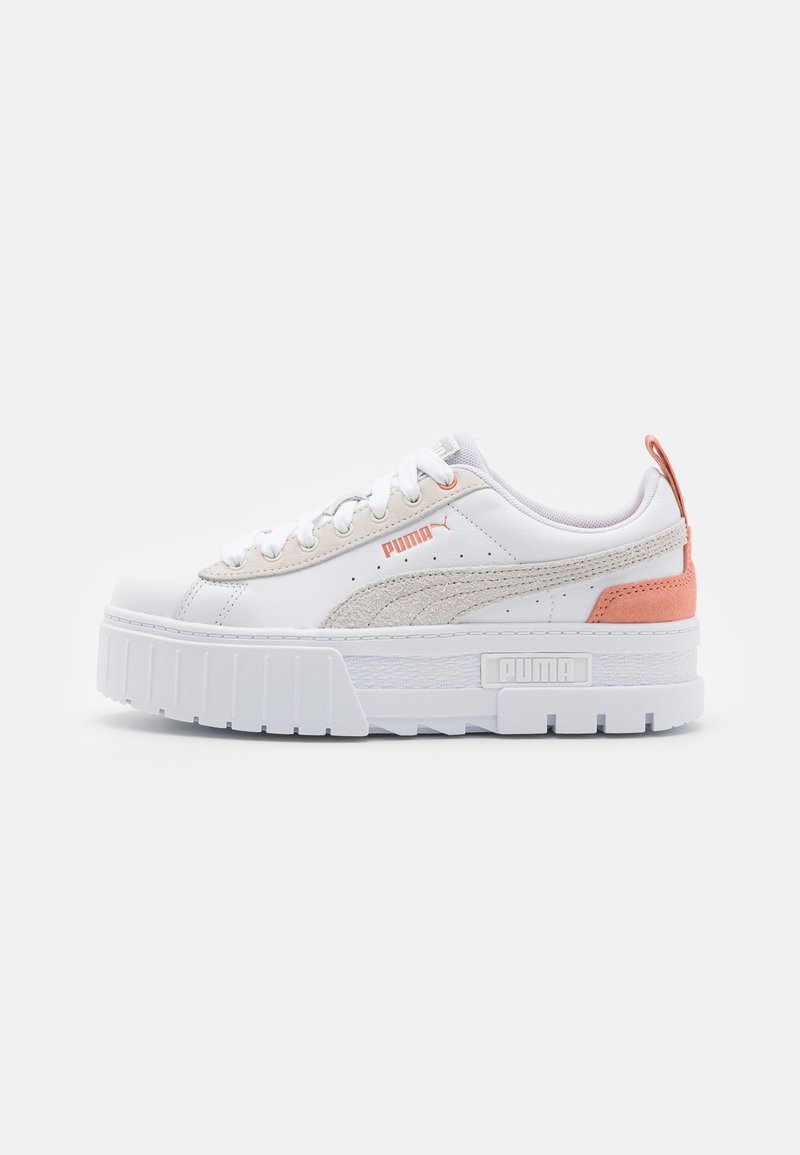 Hvite sneakers med en teksturert beige semsket panel, hevet plattformsåle, subtile rosa detaljer og klassisk snøring.