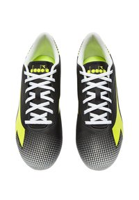 Scarpe da atletica nere e gialle con tomaia in mesh, lacci bianchi e motivo a gradiente puntinato sulla punta. Logo Diadora sulla linguetta.