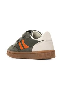 Sneaker verde in suede con strisce arancioni, cinturini in velcro, tacco beige e suola in gomma marrone con un motivo di grip testurizzato.