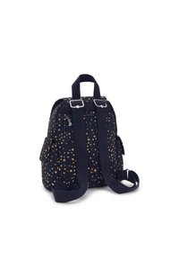 Mały granatowy plecak z regulowanymi paskami oraz wzorem w złote gwiazdy, z bocznymi kieszeniami i uchwytem do noszenia na górze, przedstawiony z tyłu.