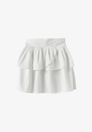 Hvit lagdelt skjørt med teksturert prikkete stoff og lagdelte volangdetaljer rundt livet.