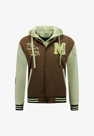 Bruine en beige varsityjas met capuchon, voorste drukknopen, geborduurde tekst, patches en gestreepte geribde boorden en zoom.