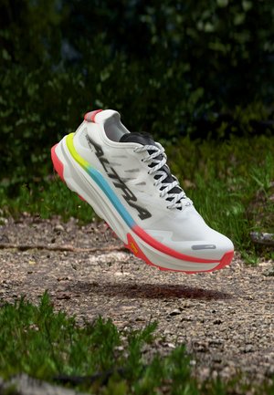 Altra, MONT BLANC CARBON - Обувки за бягане по пресечен терен - white/black/firey coral