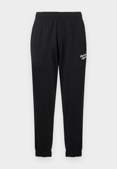 Pantaloni de jogger negri din material moale, cu talie elastică, buzunare laterale și tivuri răsucite. Textul cu logo alb pe o parte.