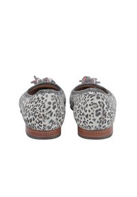 Ballerine con stampa leopardata, realizzate in suede grigio, punta arrotondata e tacco in legno marrone scuro. Accento decorativo di un fiocco grigio sul retro.
