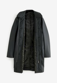 Abrigo impermeable negro con cierre frontal de cremallera y automáticos, cuello amplio y forro acolchado. Presenta mangas largas y un corte recto.