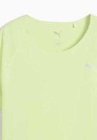 Maglietta sportiva verde chiaro con scollo arrotondato, maniche corte e un piccolo logo Puma bianco sulla parte superiore sinistra.