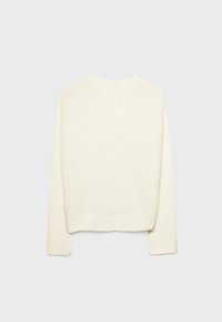 Pull en maille couleur crème avec manches longues, col rond, poignets et ourlet côtelés, présenté de dos sur un fond uni.