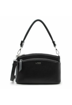 Schwarze strukturierte Lederhandtasche mit gebogenem oberem Griff, vorderer Reißverschlusstasche und silbernen Hardware-Details.