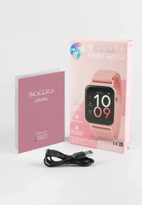 Orologio smart rosa con quadrante quadrato, cinturino in tessuto e schermo nero che mostra l'ora. Include una guida rapida all'uso e un cavo di ricarica.