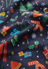 Tessuto a motivo con vivaci disegni natalizi, tra cui regali, alberi, tazze e sciarpe, su uno sfondo blu scuro. Tessitura morbida.