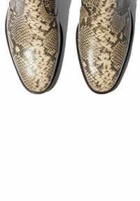 Stivaletti alla caviglia stampati in python in toni beige e marrone, caratterizzati da una texture liscia, punta rotonda e pannelli laterali elastici per un facile indossamento.