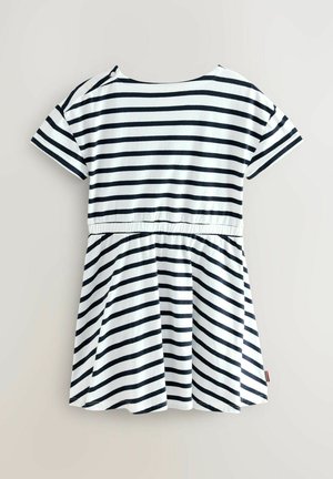 Csíkos ruha fehér és tengerészkék színben, rövid ujjú, laza fazonú, gumis derékkal, vállán gombokkal és redőzött szoknyával.