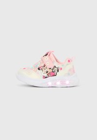 Baskets roses pour enfants avec une tige en toile, ornées d'un motif Minnie Mouse et chat, des accents texturés et une semelle lumineuse.