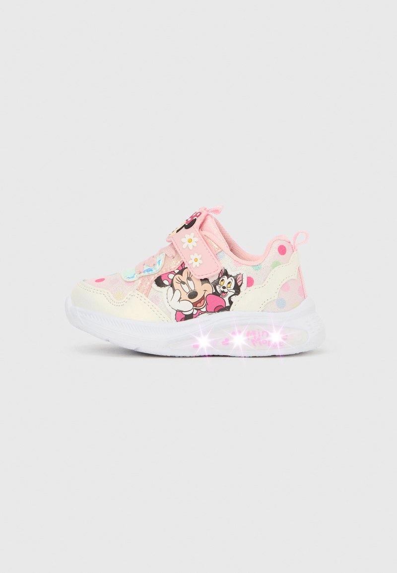 Baskets roses pour enfants avec une tige en toile, ornées d'un motif Minnie Mouse et chat, des accents texturés et une semelle lumineuse.