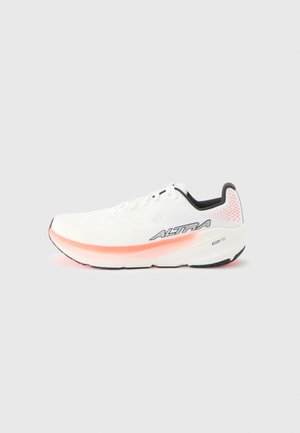 Zapatilla de correr Altra blanca con interior negro, suela degradada en rosa y logotipo en el lateral, exhibida sobre un fondo gris liso.