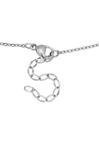 Collana in argento con maglie ovali e chiusura, che presenta un design allungato e testurizzato. La catena si curva a forma di 'S'.