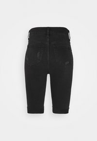 Pantalones cortos de mezclilla negra con una cintura alta, que presentan un diseño de cinco bolsillos, puños doblados y sutiles detalles de desgaste en la tela.