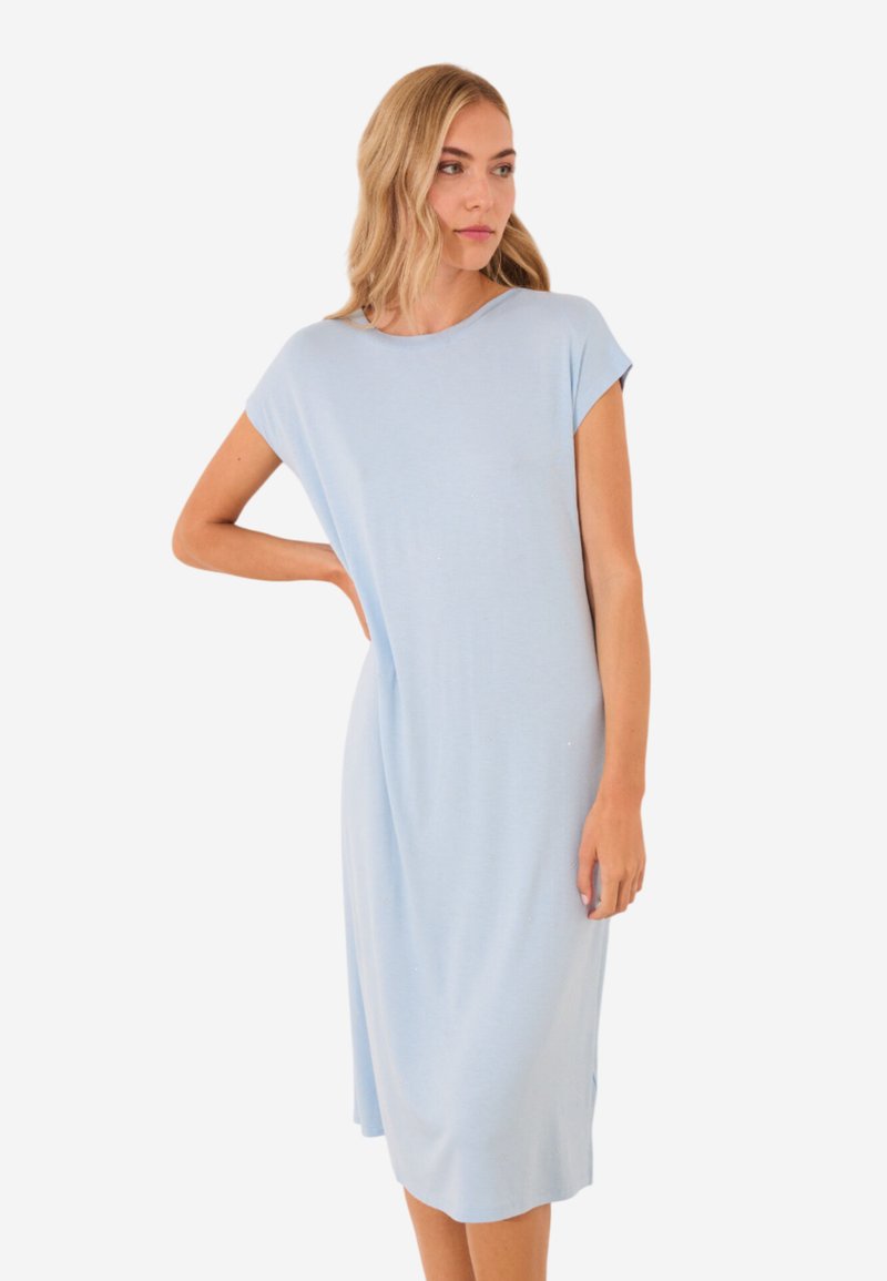 Vestito azzurro chiaro, lungo fino al ginocchio, realizzato in tessuto morbido, con maniche corte e vestibilità morbida, senza motivi o decorazioni visibili.