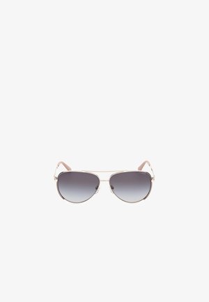 Ochelari de soare tip aviator cu lentile gri în degrade, ramă metalică argintie și accente din plastic roz deschis pe tâmple. Finisaj rezistent la zgârieturi.