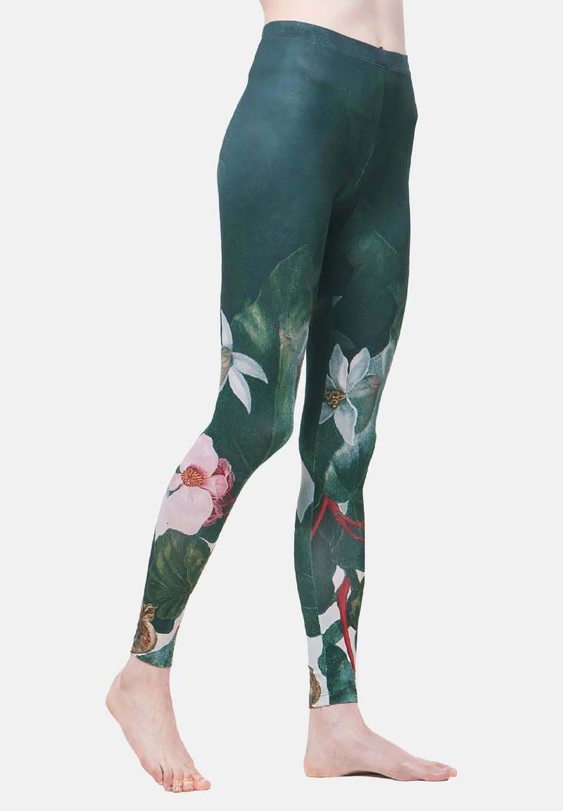 Leggings aus elastischem Stoff mit einem dunkelgrünen Hintergrund und floralen Mustern in Pink und Weiß. Glatte Textur, figurbetontes Design.
