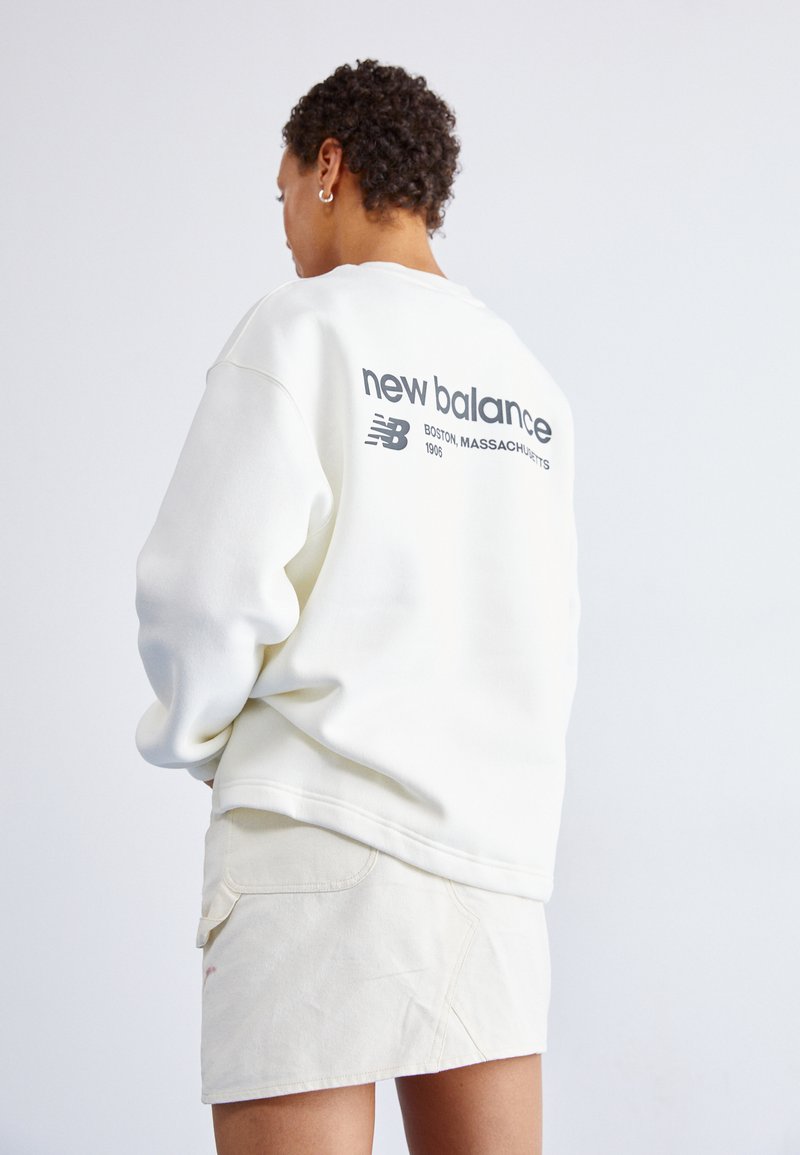 New Balance LINEAR HERITAGE BRUSHED BACK CREWNECK Sweatshirt sea salt/weiß Zalando.ch