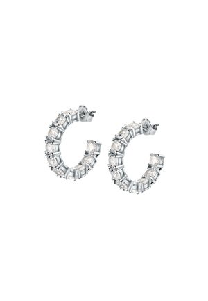 Orecchini a cerchio in argento con un design alternato di pietre trasparenti rotonde e rettangolari, che mostrano una finitura lucida e chiusure a perno sicure.