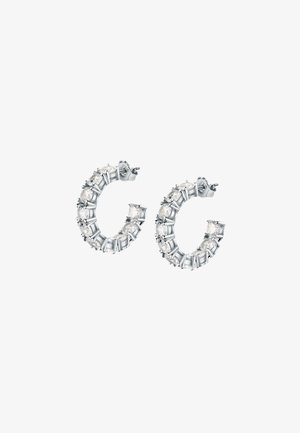 Orecchini a cerchio in argento con un design alternato di pietre trasparenti rotonde e rettangolari, che mostrano una finitura lucida e chiusure a perno sicure.