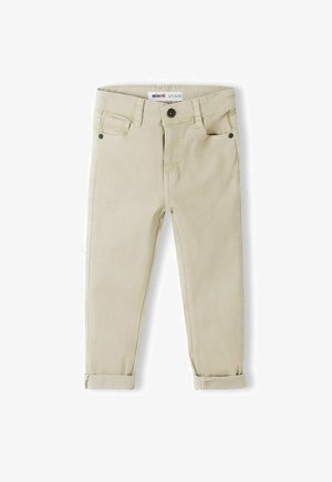 Pantalon beige pour tout-petit avec ourlets retroussés, bouton et fermeture éclair à l'avant, deux poches avant et une petite poche à monnaie, posé à plat sur un fond blanc.