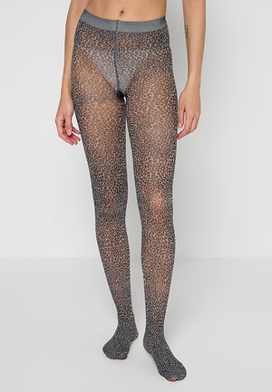 Person trägt transparente Strumpfhosen mit Leopardenmuster, einem festen Bund und darunter sichtbarer passender gemusterter Unterwäsche.