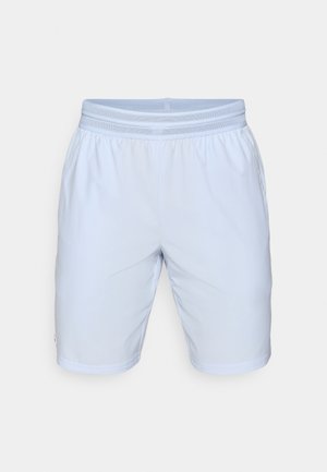 Pantalones cortos deportivos de color azul claro hechos de tela suave, con una cinturilla elástica con malla y un corte recto hasta las rodillas.