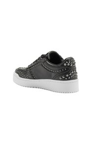 Sneaker in pelle nera con borchie argentate, suola bianca, design a scarpa bassa, punta arrotondata e chiusura con lacci. Superficie texturizzata e accenti alla moda.