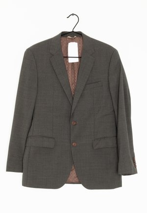 Dunkelgrauer Herrenblazer mit Notch-Revers, zwei braunen Knöpfen, Klappentaschen und einem gemusterten braunen Innenfutter an einem schwarzen Kleiderbügel.