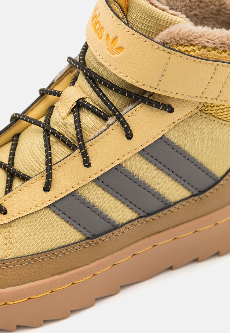 adidas Originals SUPERSTAR UNISEX - Botas para la nieve - oat/charcoal/core  black/marrn - Zalando.es