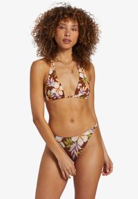 Bikini marrone a fiori con top a triangolo e parte inferiore a vita bassa. Presenta grandi motivi floreali di colore chiaro e spalline regolabili.