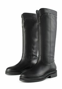 Cizme negre din piele, până la genunchi, cu o finisare netedă, vârf rotund, toc mic și pătrat, și cu capse decorative pe marginea superioară.