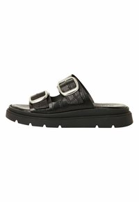 Svart slidesandal med tjock sula, två breda texturerade remmar och stora silverfärgade spännen mot vit bakgrund.
