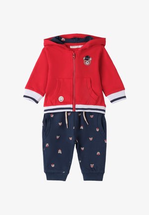 Completo a due pezzi rosso composto da una giacca con cappuccio e zip decorata con un'applicazione di orsetto e pantaloni blu navy con un piccolo motivo di orsetti e vita con cordoncino.