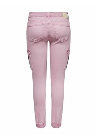 Joggers de mezclilla rosa con un corte ajustado, puños elásticos y múltiples bolsillos. La tela es suave y con un ligero brillo.