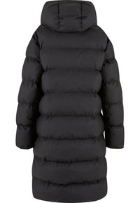 Mustapuffer-takki hupulla, jossa on tikattu muotoilu ja leveät vaakasuorat osat. Materiaali on sileä ja kiiltävä.