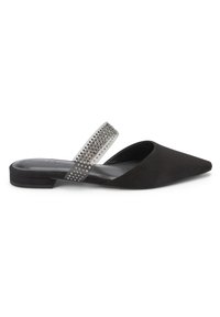 Sorte ruskindsmules med spids tå og flad hæl. Sølvstrap med udsmykninger over foden, der tilføjer en dekorativ accent.