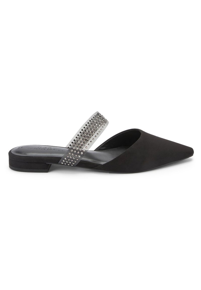 Sorte ruskindsmules med spids tå og flad hæl. Sølvstrap med udsmykninger over foden, der tilføjer en dekorativ accent.